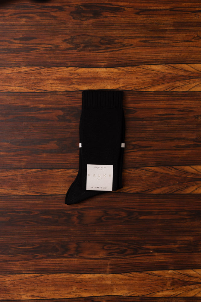 Black No.7 Extra Fine Merino Kneehigh Socks